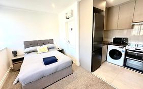Spectacular Modern, Private Apartment,15 Mins To Central London